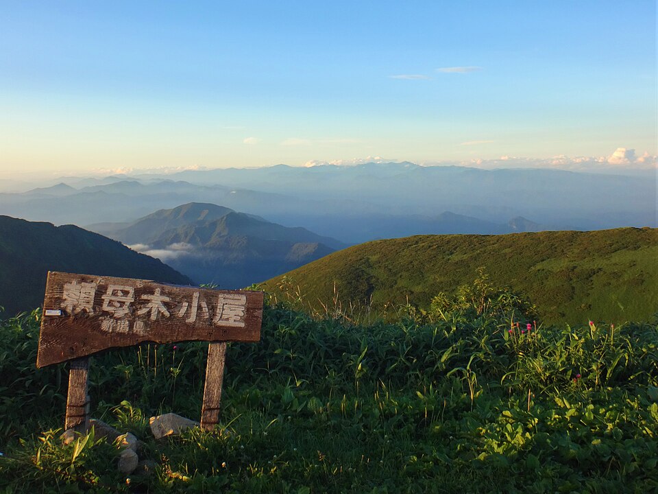 東北・飯豊連峰のテント場（頼母木小屋テント場）